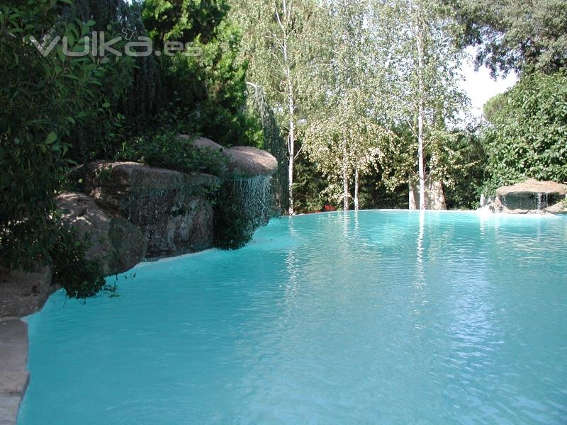 Piscina con cascada