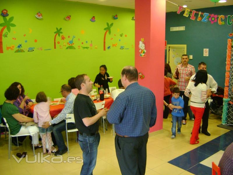 Salón con mesas y sillas para 42 comensales o también para catering informal.