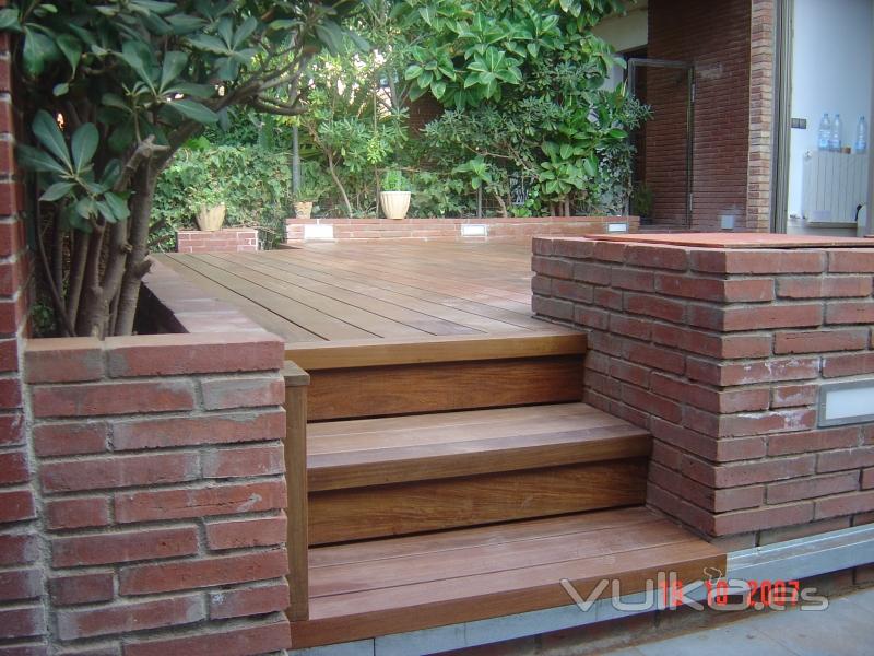 Escalones jardin en madera tropical