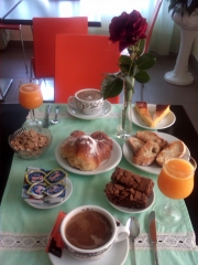 Desayuno casero rodeiramar 2a; zumo de naranja natural, bizcochos caseros, croissants a la plancha, tostadas, ...