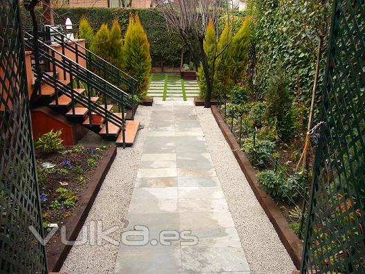 Pasarela jardín bajo mantenimiento