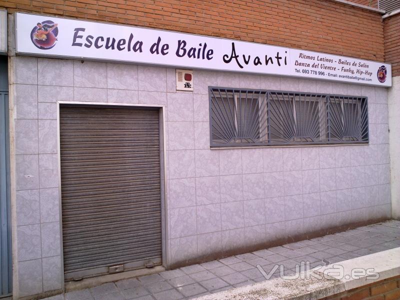 Fachada exterior con el nuevo rtulo.