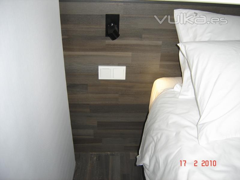 Frontal forrado de parquet laminado en hotel