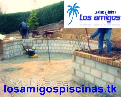 diseamos y construimos tu piscina.  llamanos