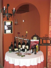 Mesa presentación vinos
