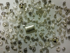 Amplio surtido en bolas, entrepiezas, cierres, pendientes  en plata y otros metales