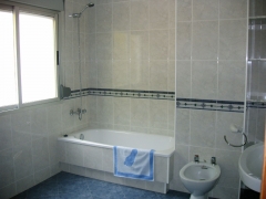 Amplio baño apartamento A1