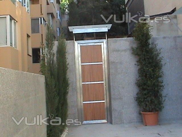 puerta exterior en acero inoxidable combinada con madera marquesina incluida