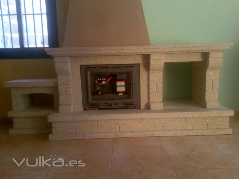 Chimenea frontal con amplios leeros