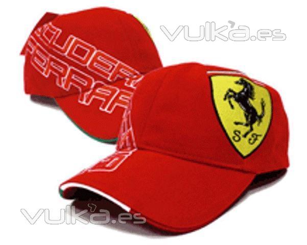 La colección de Ferrari también ofrece otros productos como toallas, albornoces, gorras, camisetas, paraguas, ...