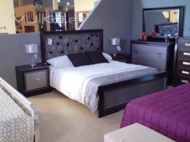 dormitorio de madera con tallado en el cabecero.Disponible en varios colores.