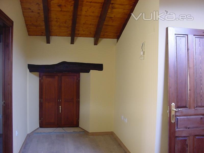 Detalle de barnizado de vigeria y ventana en zona de habitaciones de cabaa de Cantabria