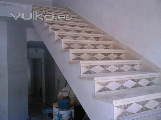 Escalera Crema Marfil y Emperador.