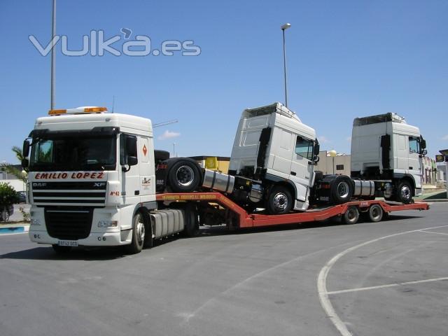 Cabezas tractoras cargadas en un semi-remolque porta-vehculos.