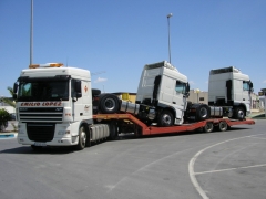 Cabezas tractoras cargadas en un semi-remolque porta-vehculos.