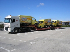 Multiples furgonetas cargadas en un semi-remolque porta-vehiculos