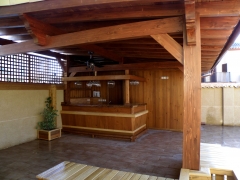 Porche de madera con barra de bar