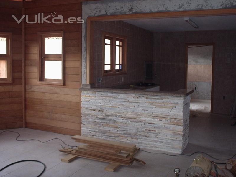 COCINA EN CASA DE MADERA, COMBINADA CON PIEDRA