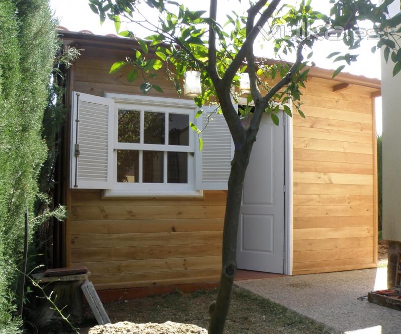 CASETA DE JARDN, DE MADERA MACIZA, CON PUERTA Y VENTANA LACADA