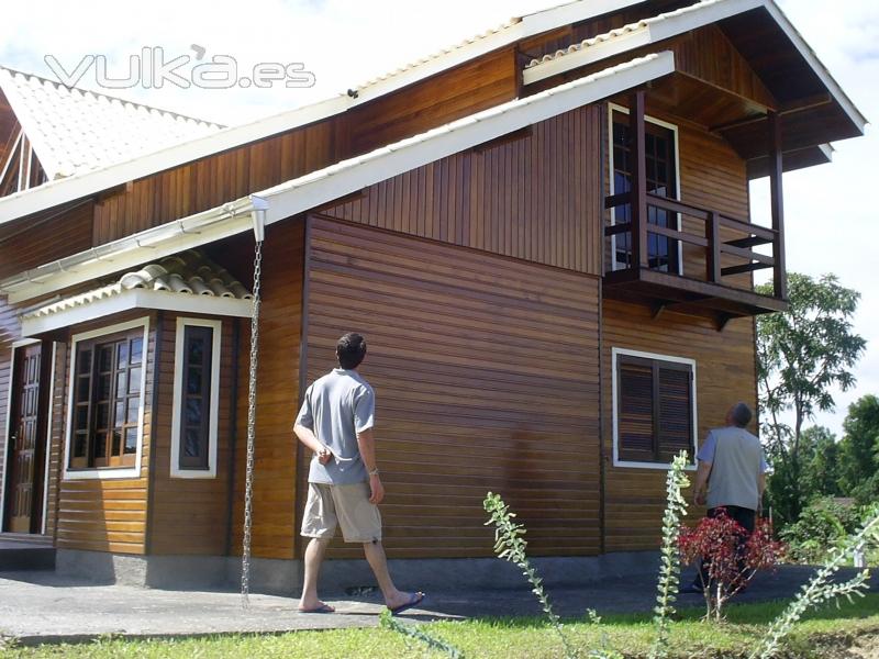 CASA DE MADERA DOS PLANTAS