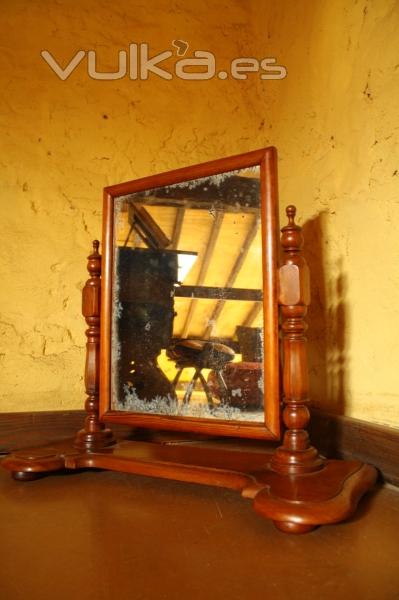 Espejo de tocador, de tea, restaurado. Conserva espejo original. s.XIX .250 EUR