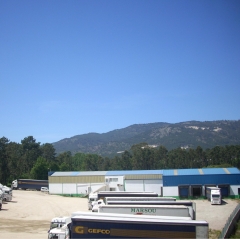 Una de las sedes logisticas de servicios integrales marsou, donde se aprecia a varios camiones cargando palets de