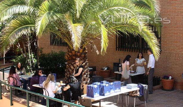 Alumnos a la entrada de la biblioteca