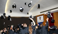 Alumnos celebrando su graduacin en primavera 2010