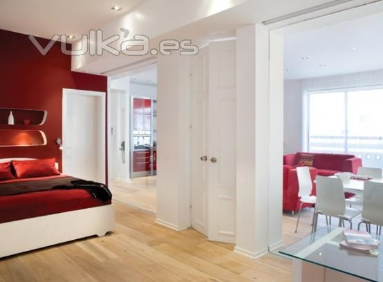 apartamento en blanco y detalles en rojo como ejes esenciales de color
