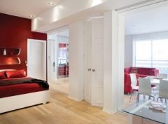 Apartamento en blanco y detalles en rojo como ejes esenciales de color