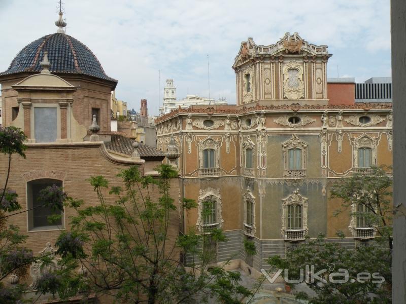 En frente del palacio Marqués de Dos Aguas en pleno corazón de Valencia