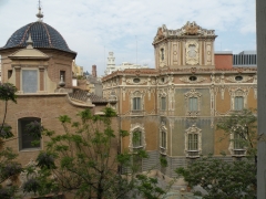 En frente del palacio Marqués de Dos Aguas en pleno corazón de Valencia