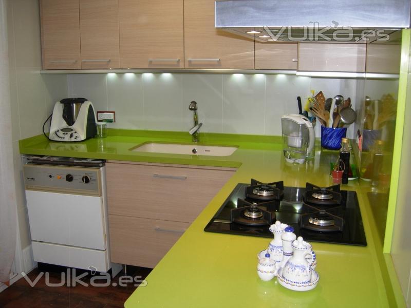 Reforma de cocina - Encimera Compac Lime