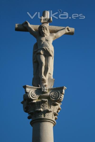 Cruz y capitel de un cruceiro de piedra.
