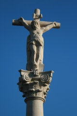 Cruz y capitel de un cruceiro de piedra.
