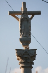 Cruz y capitel de un cruceiro de piedra