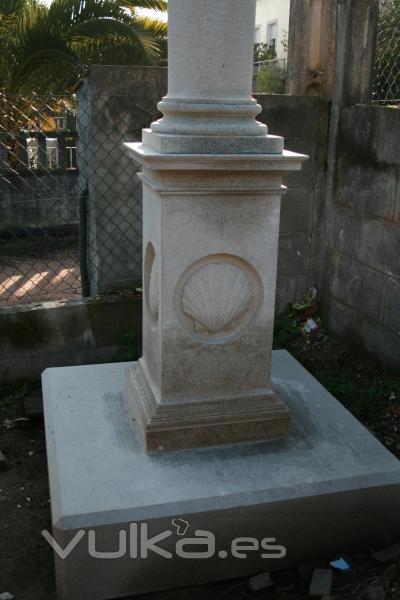 Pedestal de un cruceiro de piedra.