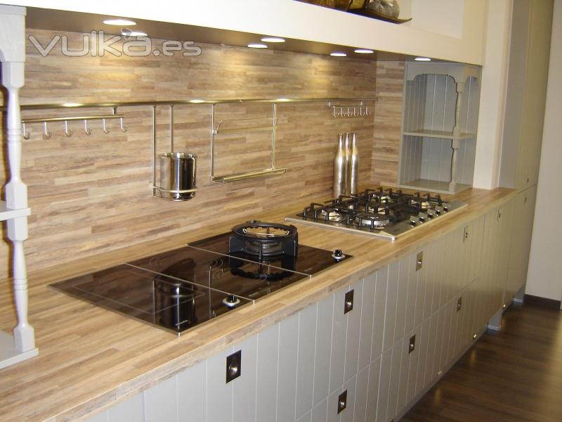 cocina campera combinada en madera, haya o roble y con puertas en color gris claro