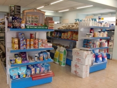 Frontales con champus, perfumes y chuches para perros y gatos