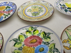 Muestra de unos platos de pared pintados a mano