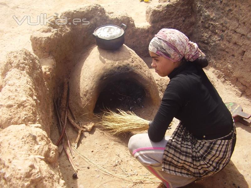 Joven nmada preparando el horno de pan