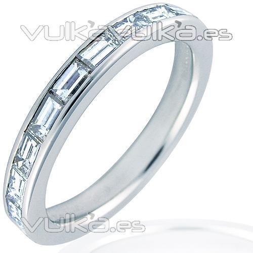 Alianza de oro blanco de 18 kilates con diamantes talla baguette