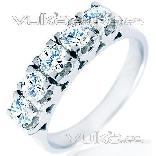 Anillo cinquillo de oro blanco de 18 kilates con diamantes talla brillante