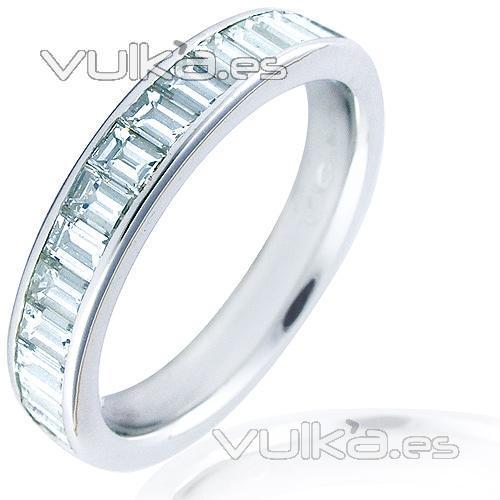 Alianza de oro blanco de 18 kilates con diamantes talla baguette