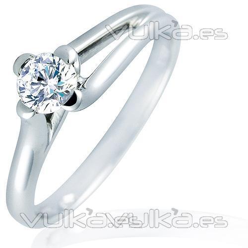 Anillo solitario de compromiso con diamante talla brillante