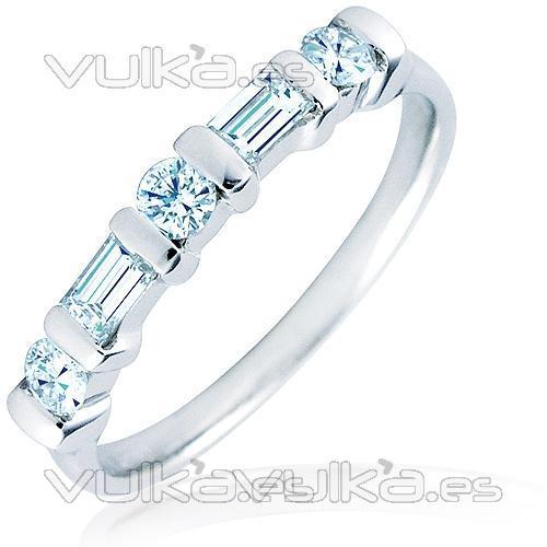 Alianza de oro blanco de 18 kilates con diamantes talla brillante y baguette