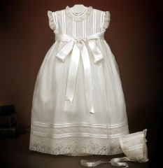 Mantilla confeccionada en seda italiana, con puntillas de valenccien, talla aproximada 6 meses, ideal para bautizo ...