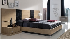 Dormitorio moderno color nogal con cabezal panelado negro