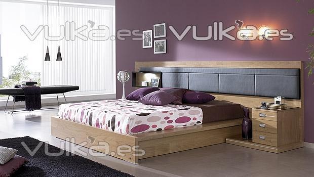 Dormitorio de matrimonio color nogal con cabezal tapizado