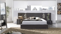 Dormitorio moderno color ceniza con luz integrada en la serigrafia